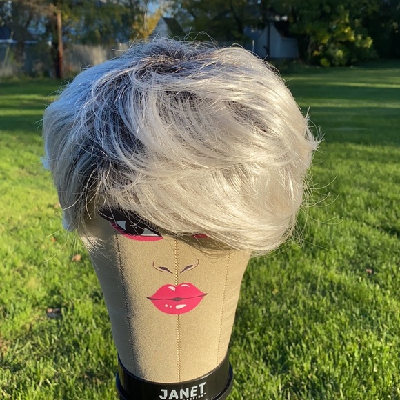 Platinum/Silver Pixie Cut Wig!! 🤍🤍🤍 - Picture 3 of 6